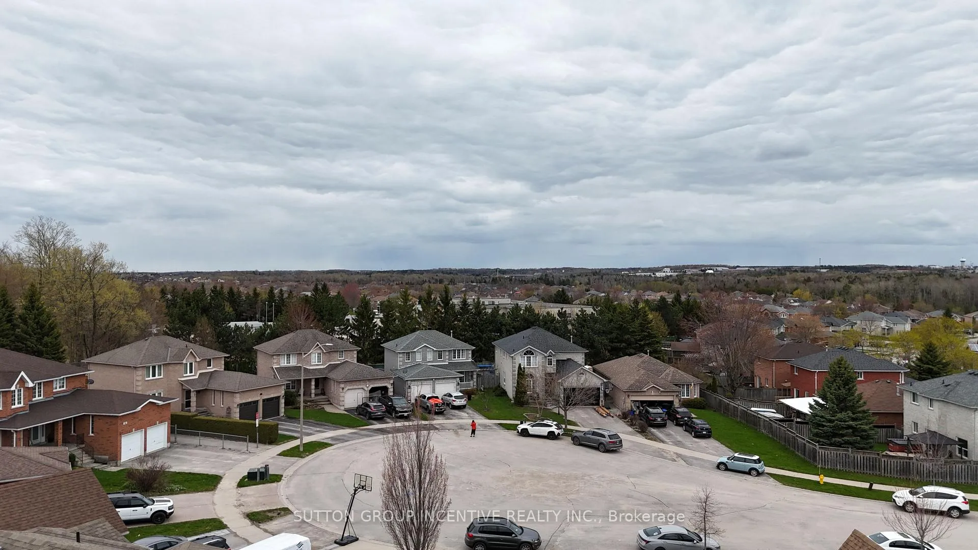 Photo 4 of 49 Shaina Court, Barrie, Painswick South — HOMEH