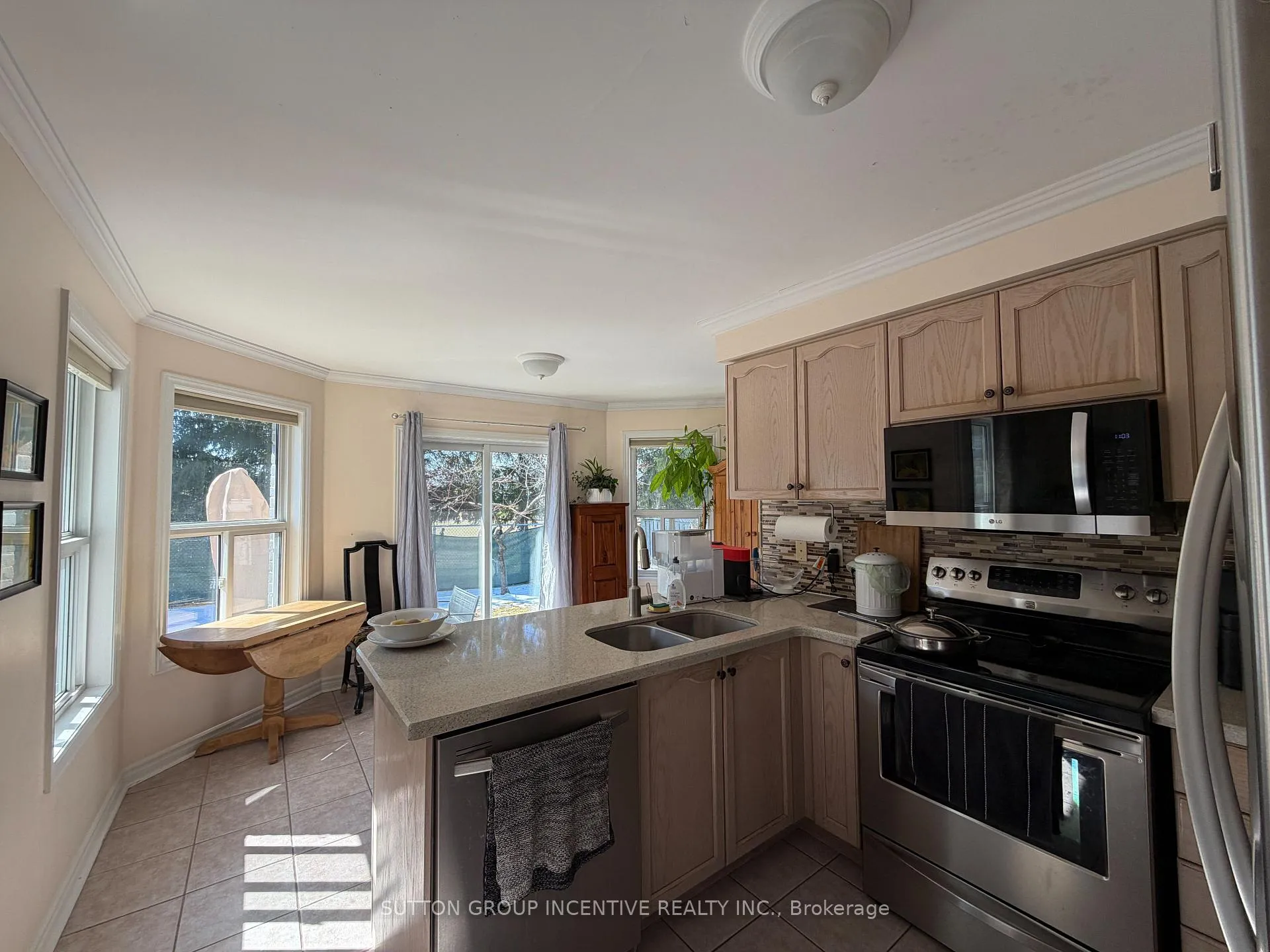 Photo 13 of 49 Shaina Court, Barrie, Painswick South — HOMEH
