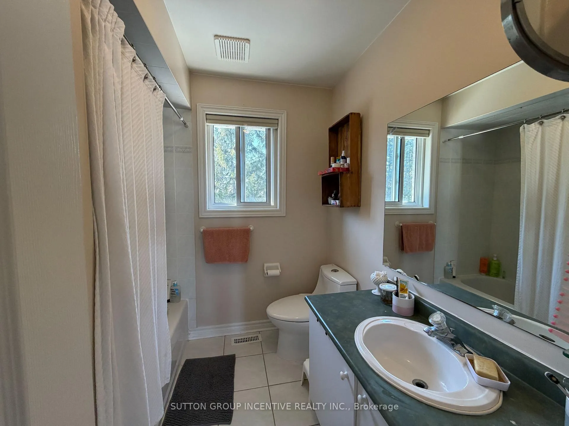 Photo 20 of 49 Shaina Court, Barrie, Painswick South — HOMEH