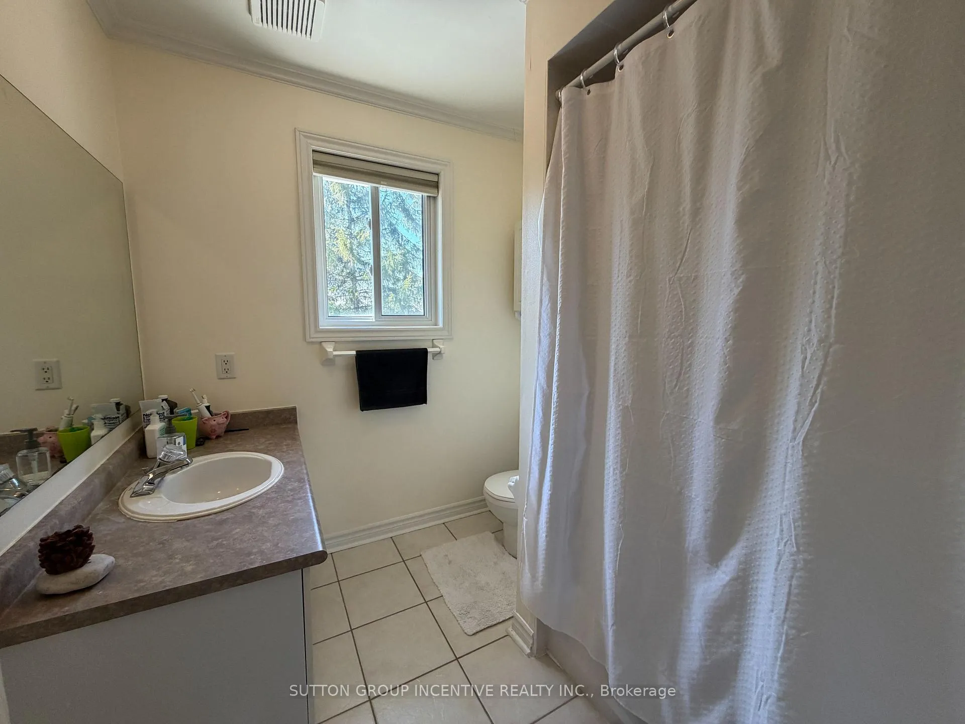 Photo 24 of 49 Shaina Court, Barrie, Painswick South — HOMEH