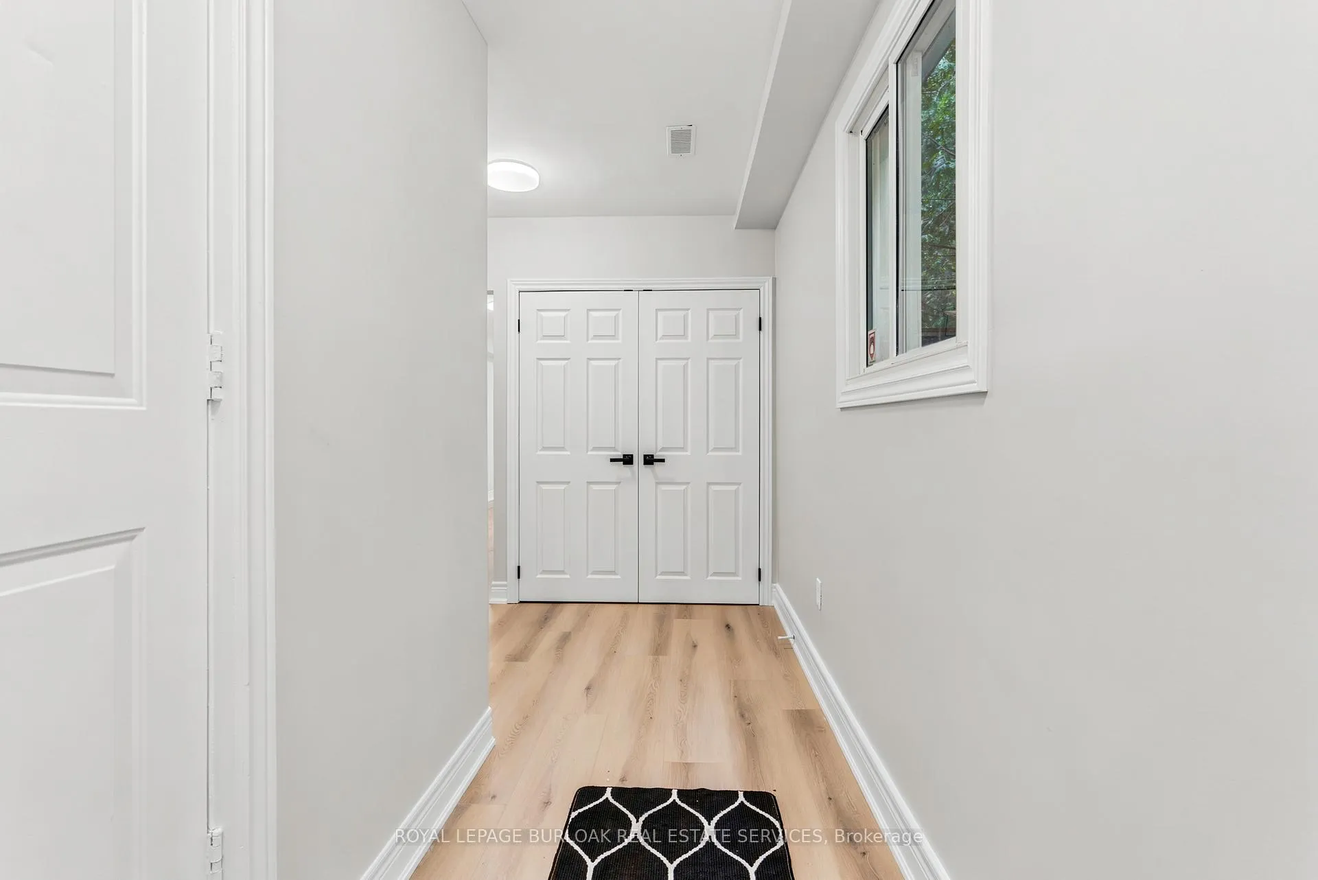 Photo 4 of 1553 Newlands Crescent, Burlington, Palmer — HOMEH
