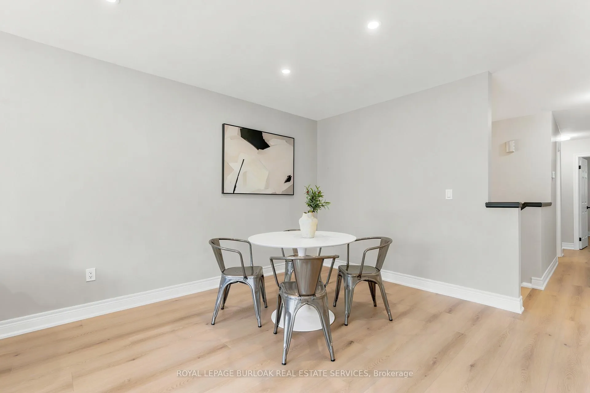 Photo 9 of 1553 Newlands Crescent, Burlington, Palmer — HOMEH