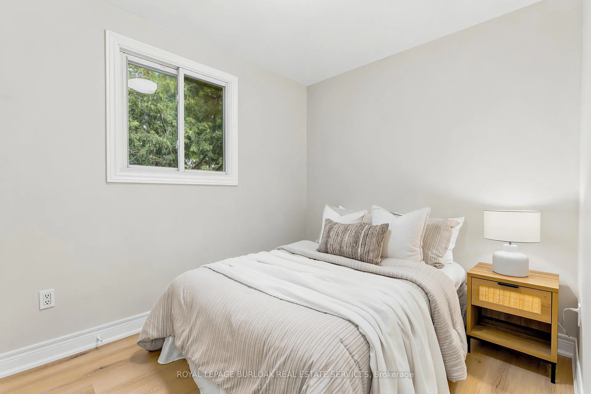 Photo 16 of 1553 Newlands Crescent, Burlington, Palmer — HOMEH