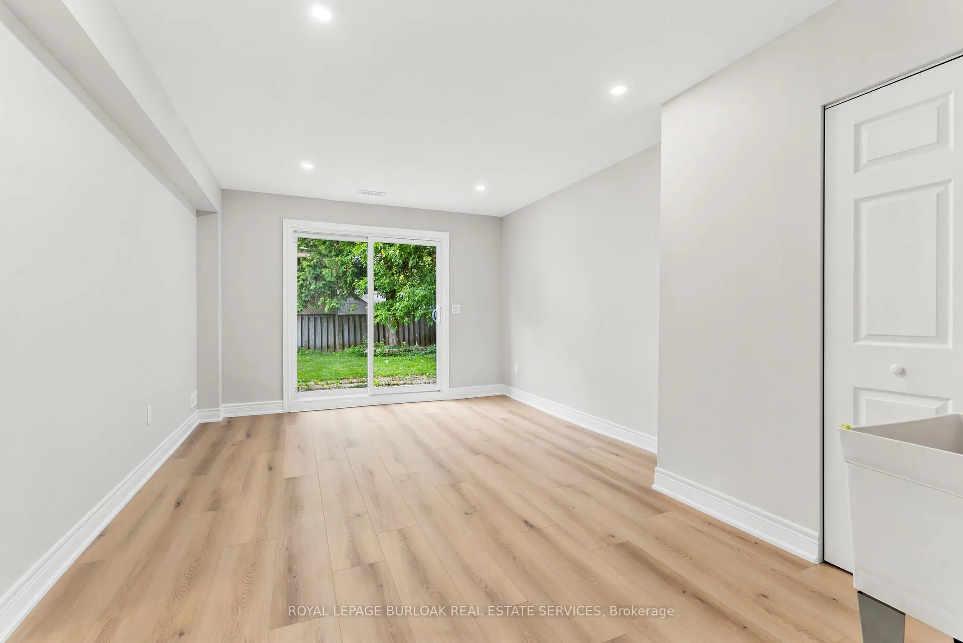 Photo 23 of 1553 Newlands Crescent, Burlington, Palmer — HOMEH