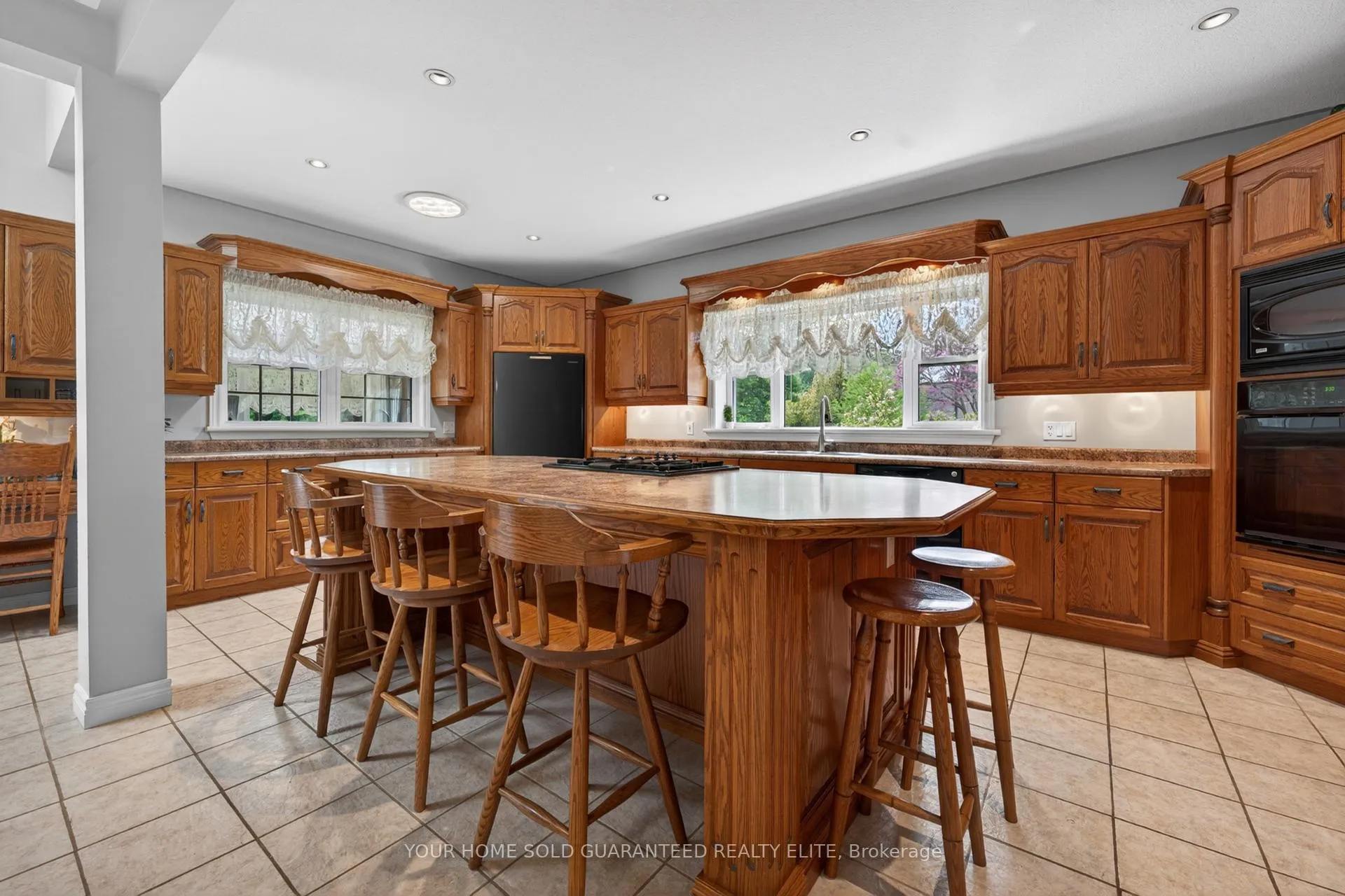 Photo 9 of 136 Mountain Street, Grimsby, Grimsby Escarpment — HOMEH