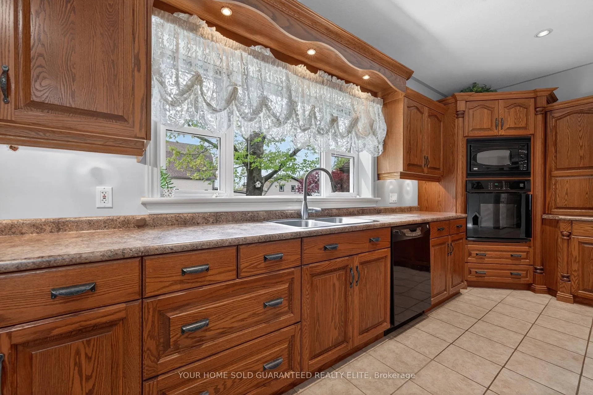 Photo 10 of 136 Mountain Street, Grimsby, Grimsby Escarpment — HOMEH