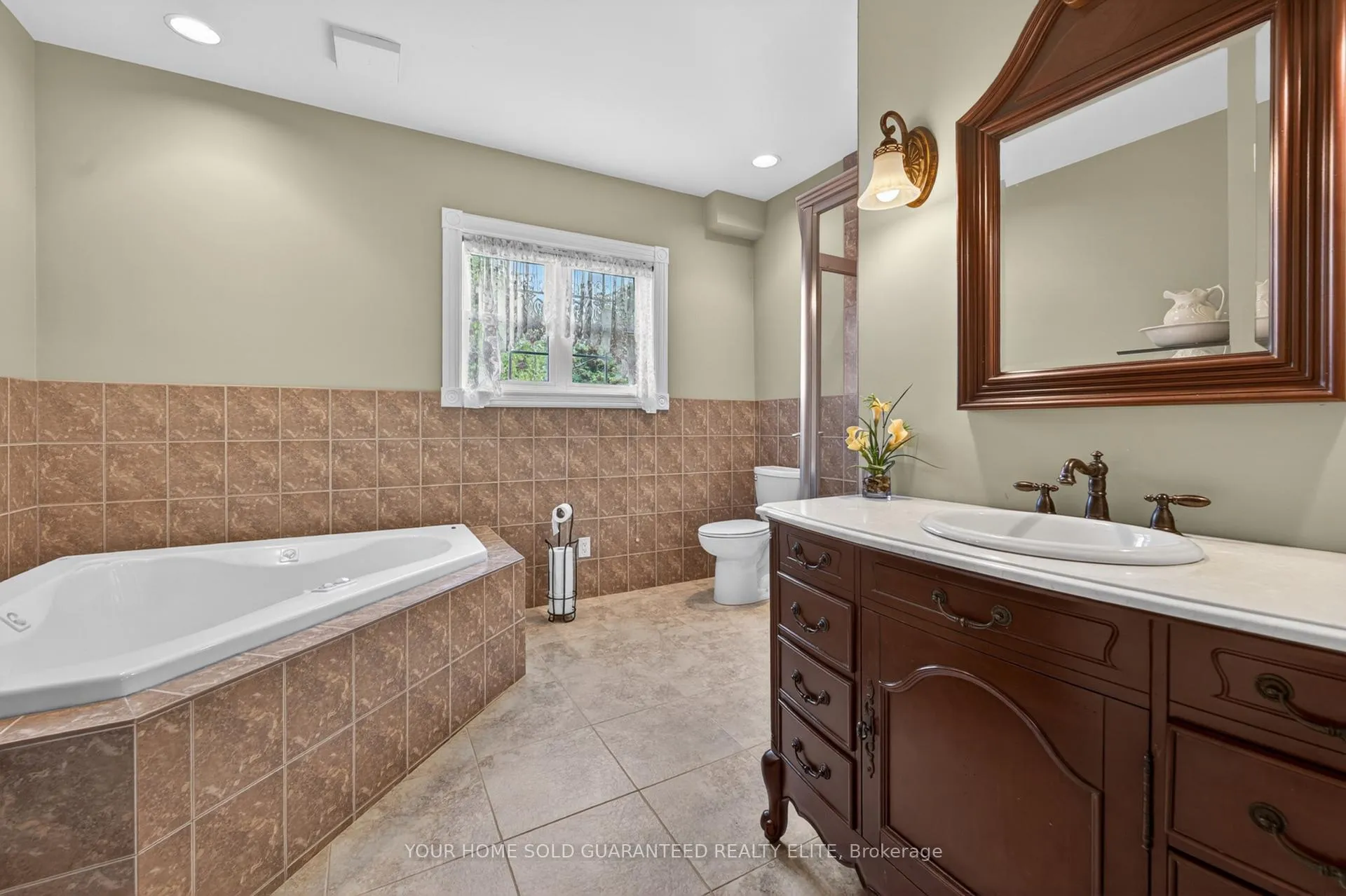 Photo 20 of 136 Mountain Street, Grimsby, Grimsby Escarpment — HOMEH