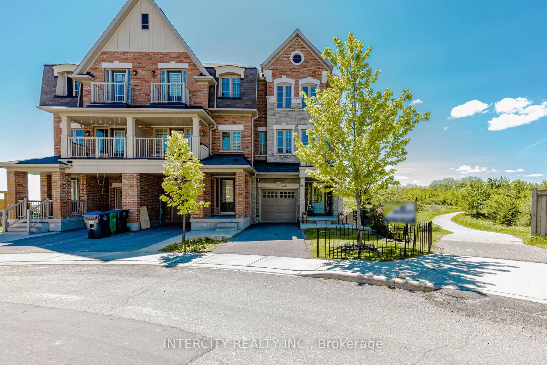 Photo 2 of 44 Shiff Crescent, Brampton, Heart Lake — HOMEH