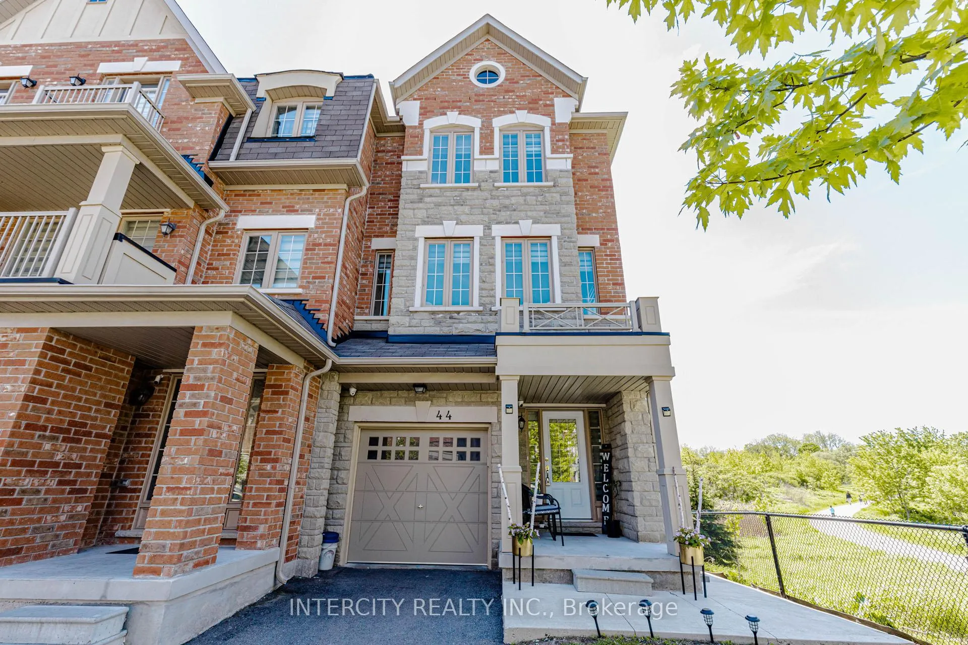 Photo 3 of 44 Shiff Crescent, Brampton, Heart Lake — HOMEH