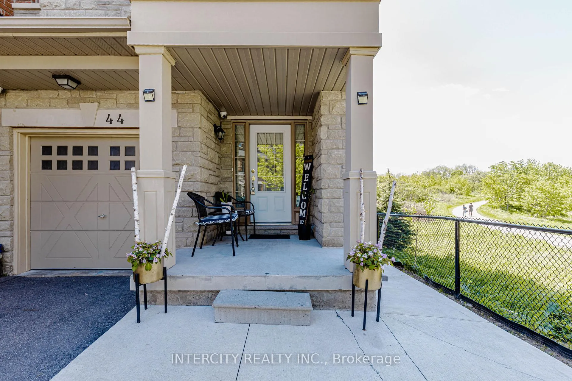 Photo 4 of 44 Shiff Crescent, Brampton, Heart Lake — HOMEH