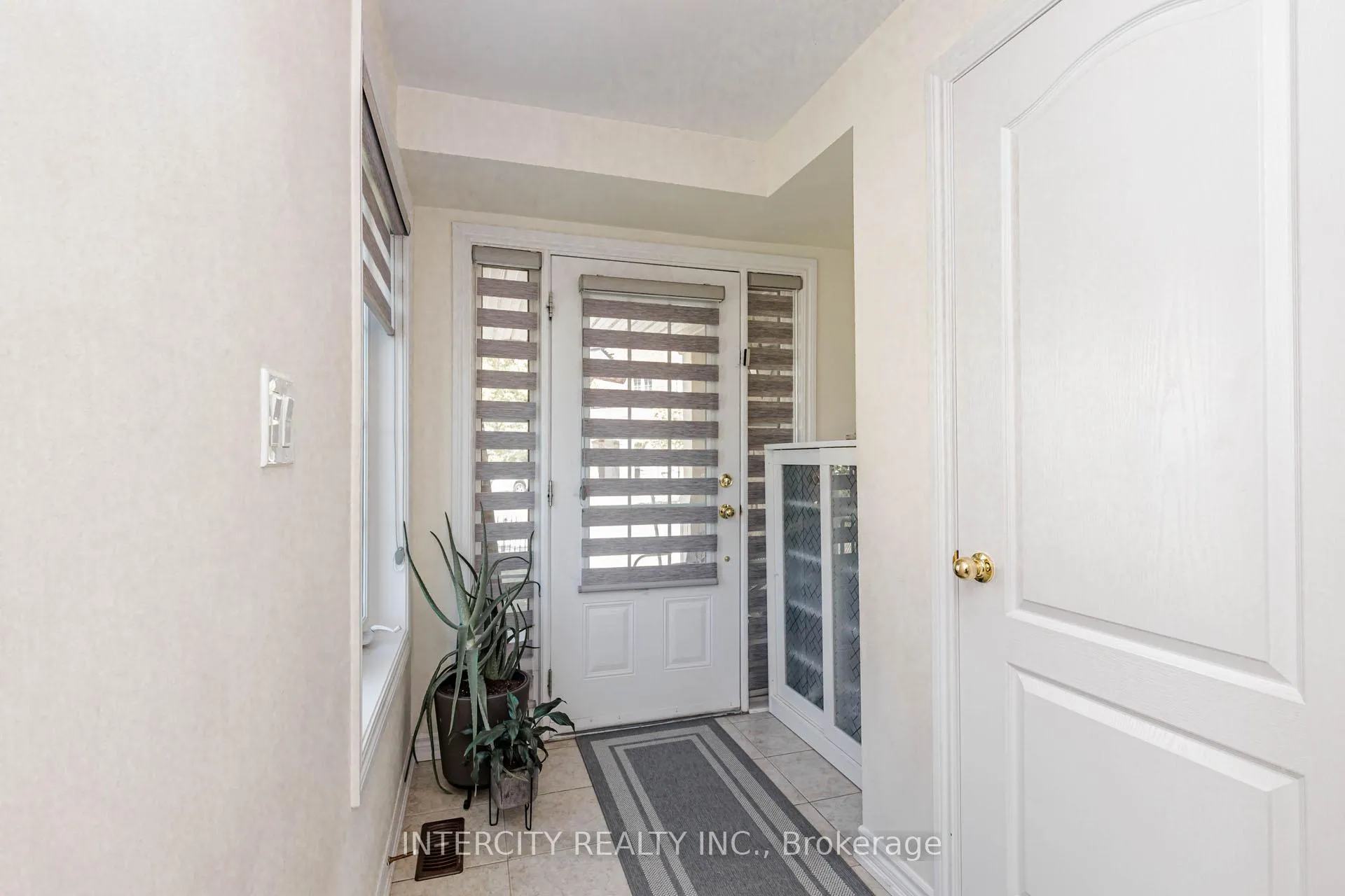 Photo 5 of 44 Shiff Crescent, Brampton, Heart Lake — HOMEH