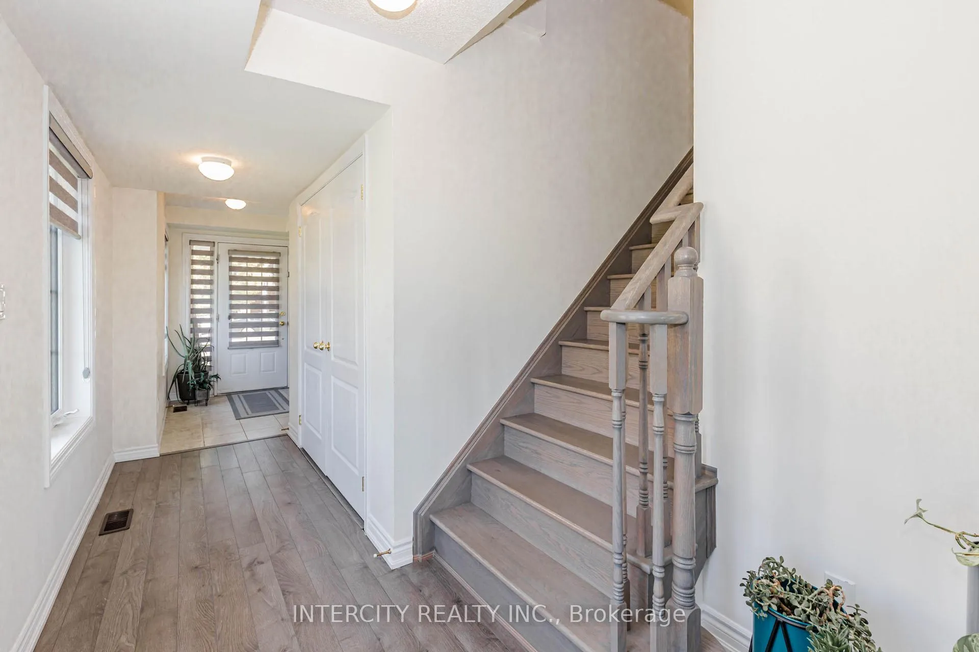 Photo 7 of 44 Shiff Crescent, Brampton, Heart Lake — HOMEH