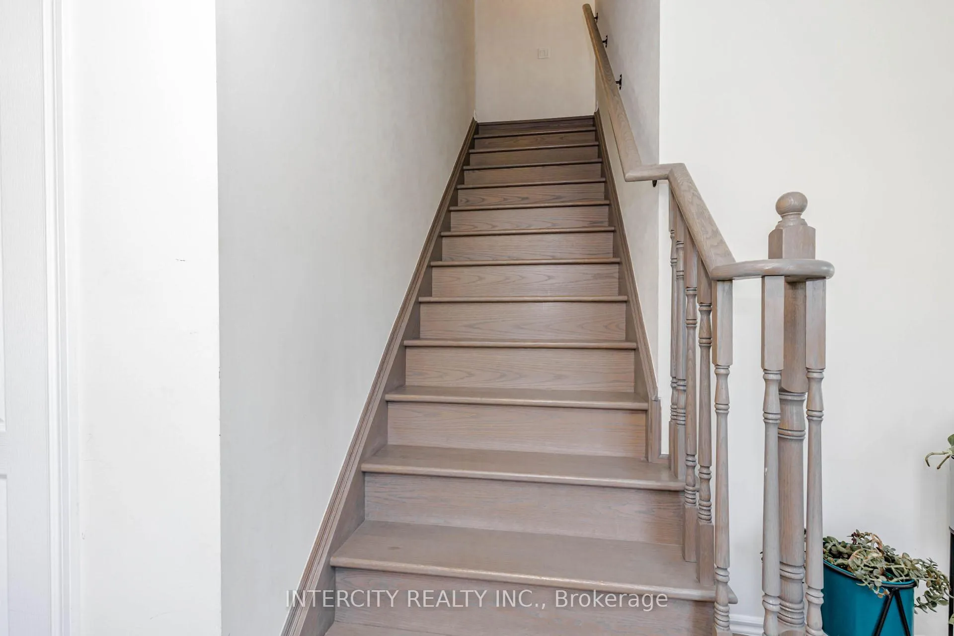 Photo 12 of 44 Shiff Crescent, Brampton, Heart Lake — HOMEH