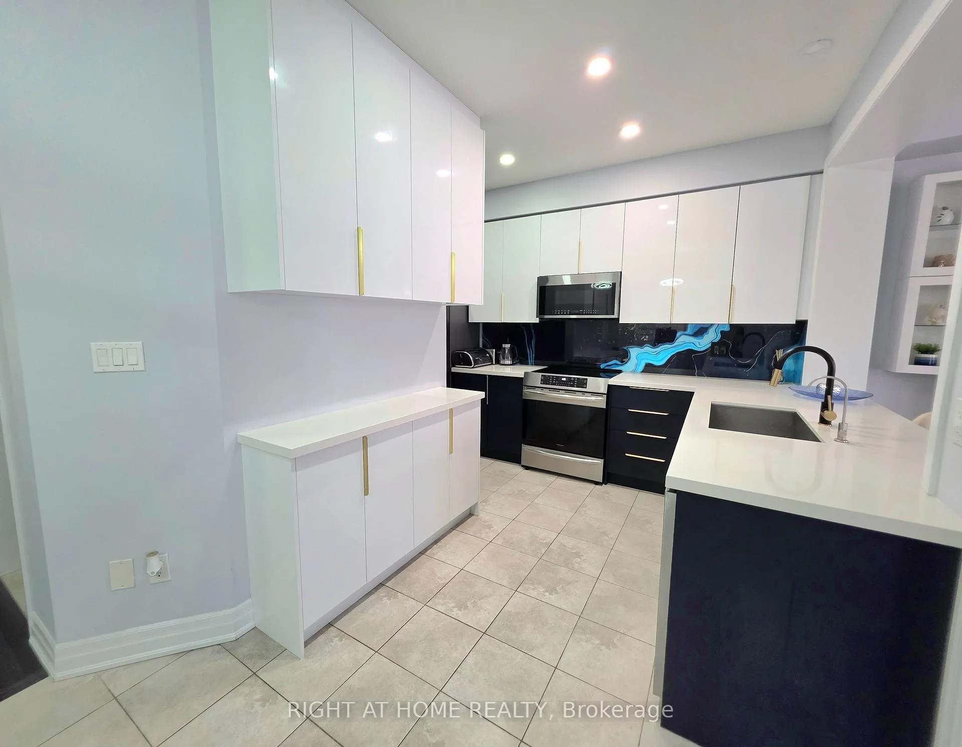 Photo 4 of 24 Wells Orchard Crescent, King, King City — HOMEH