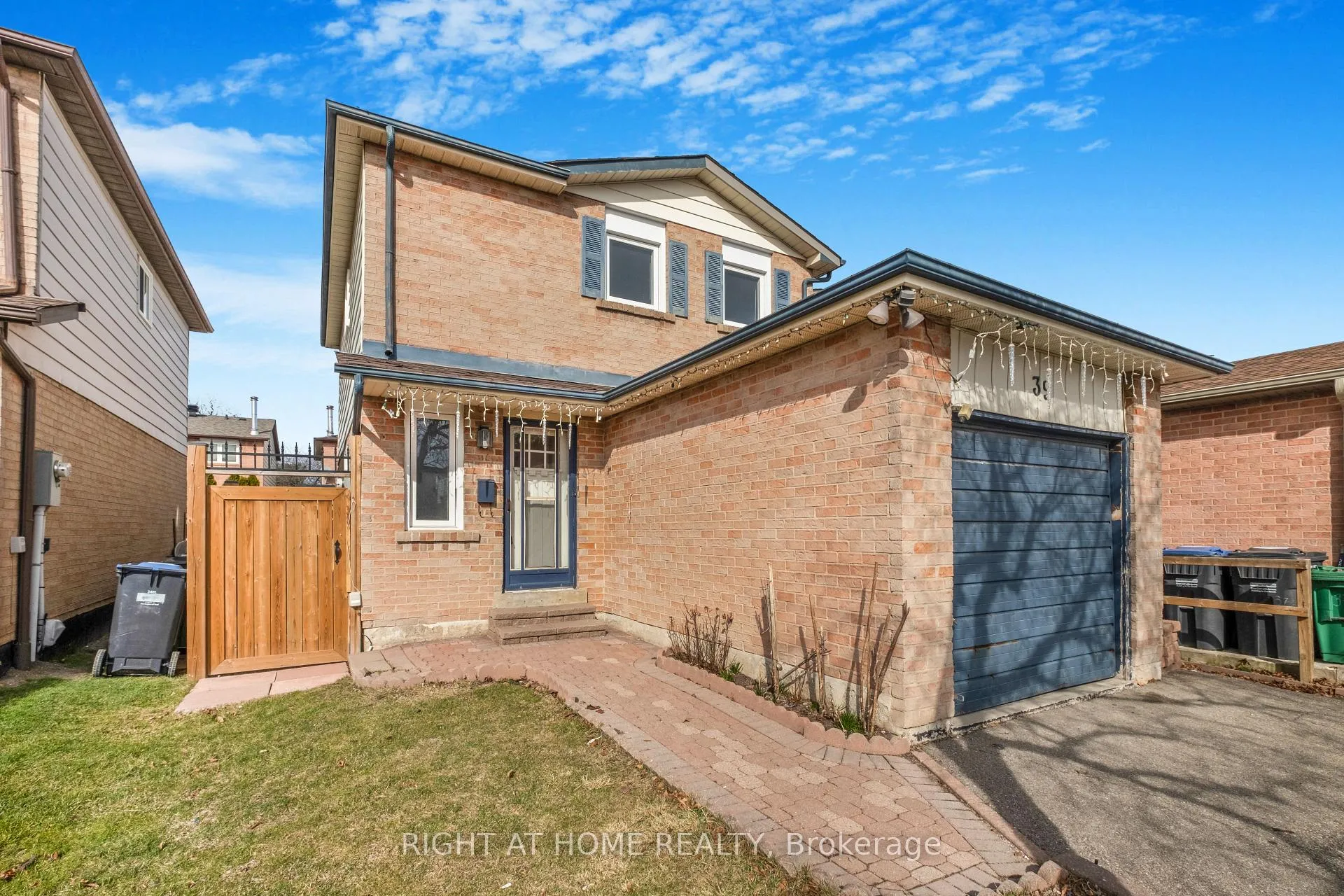 Photo 2 of 39 Martindale Crescent, Brampton, Brampton West — HOMEH