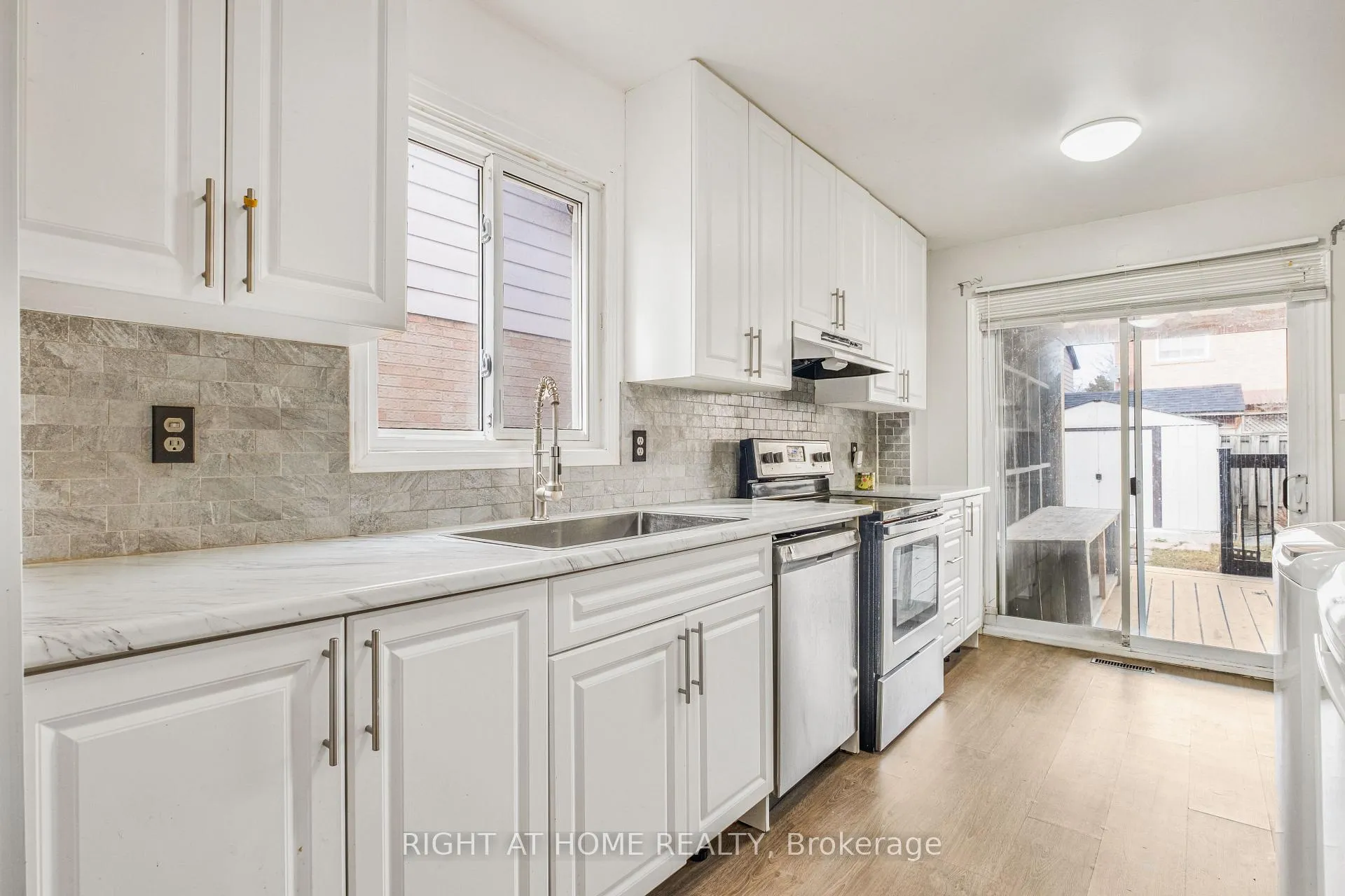 Photo 8 of 39 Martindale Crescent, Brampton, Brampton West — HOMEH