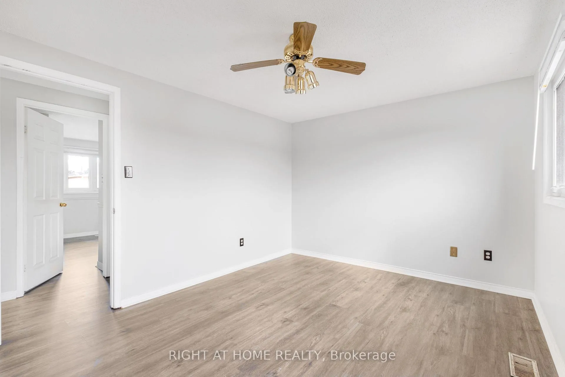 Photo 10 of 39 Martindale Crescent, Brampton, Brampton West — HOMEH