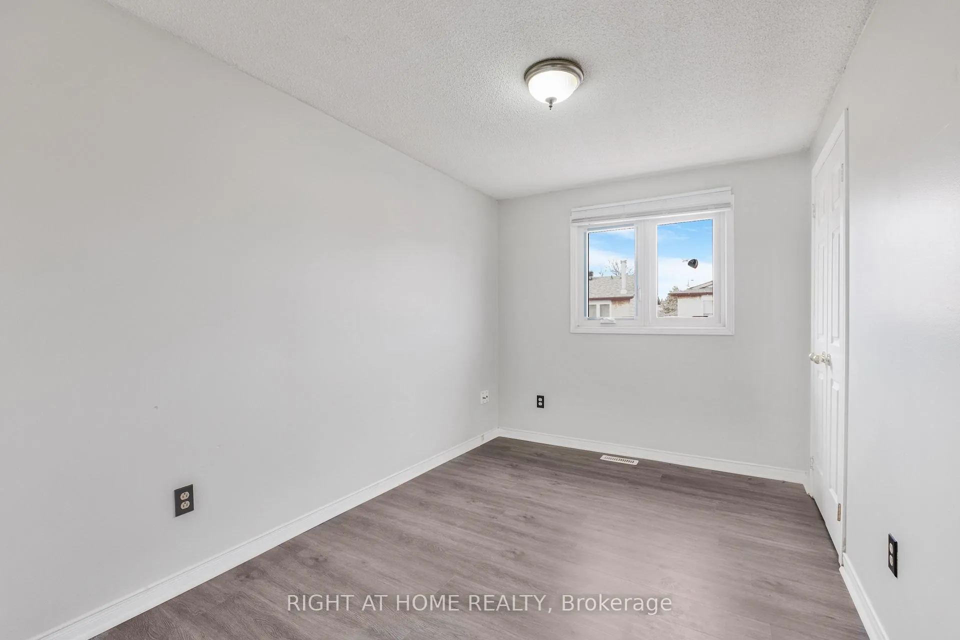 Photo 12 of 39 Martindale Crescent, Brampton, Brampton West — HOMEH