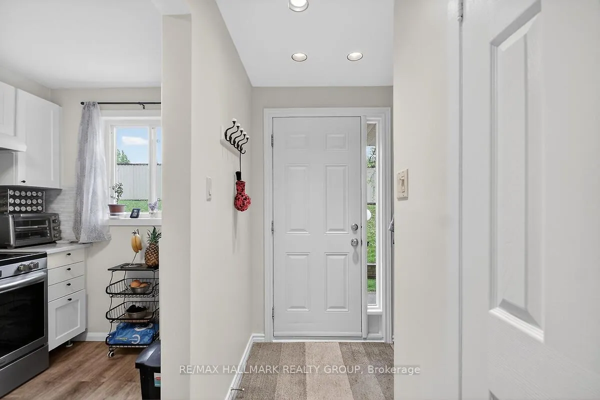 Photo 2 of Unit D, 158 Valley Stream Drive, Ottawa, Leslie Park — HOMEH