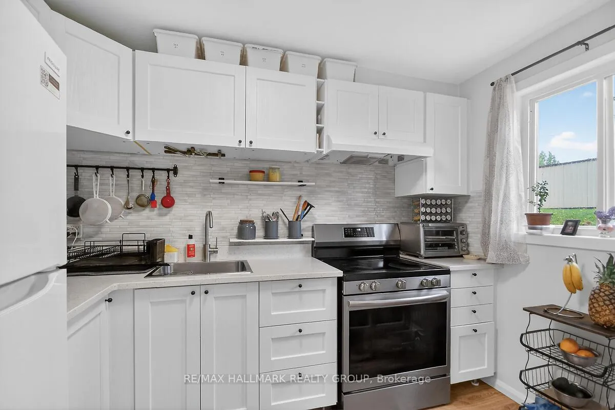 Photo 3 of Unit D, 158 Valley Stream Drive, Ottawa, Leslie Park — HOMEH