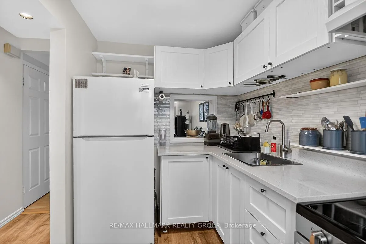 Photo 4 of Unit D, 158 Valley Stream Drive, Ottawa, Leslie Park — HOMEH