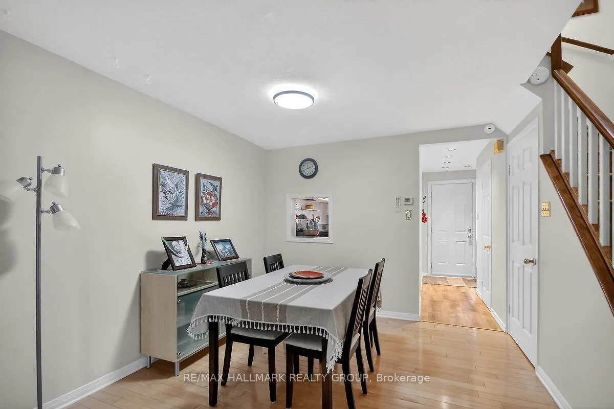 Photo 5 of Unit D, 158 Valley Stream Drive, Ottawa, Leslie Park — HOMEH