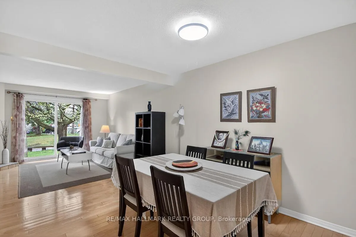 Photo 6 of Unit D, 158 Valley Stream Drive, Ottawa, Leslie Park — HOMEH