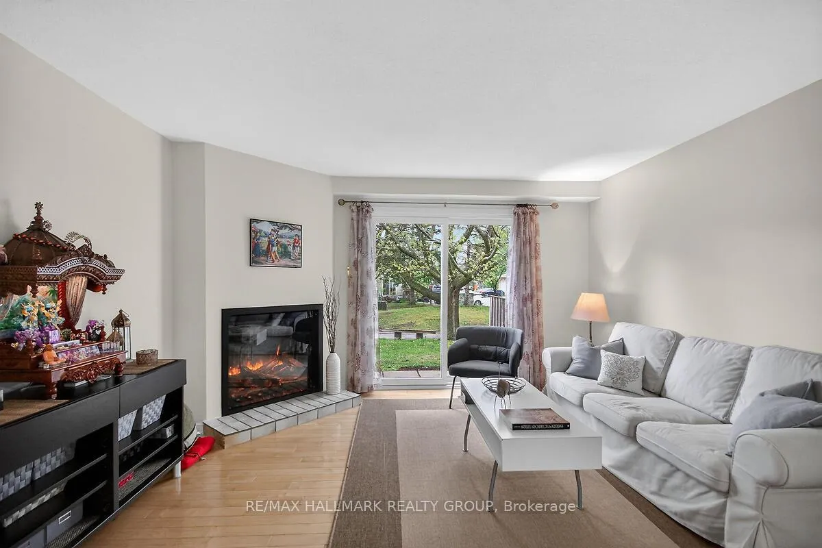 Photo 7 of Unit D, 158 Valley Stream Drive, Ottawa, Leslie Park — HOMEH