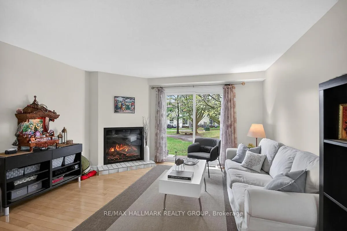 Photo 8 of Unit D, 158 Valley Stream Drive, Ottawa, Leslie Park — HOMEH