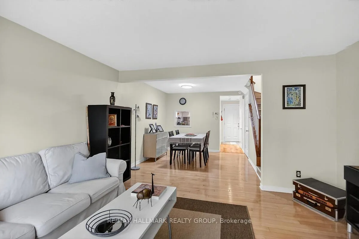 Photo 9 of Unit D, 158 Valley Stream Drive, Ottawa, Leslie Park — HOMEH