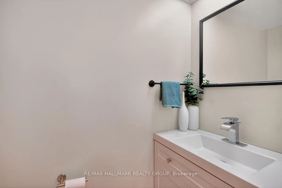 Photo 10 of Unit D, 158 Valley Stream Drive, Ottawa, Leslie Park — HOMEH