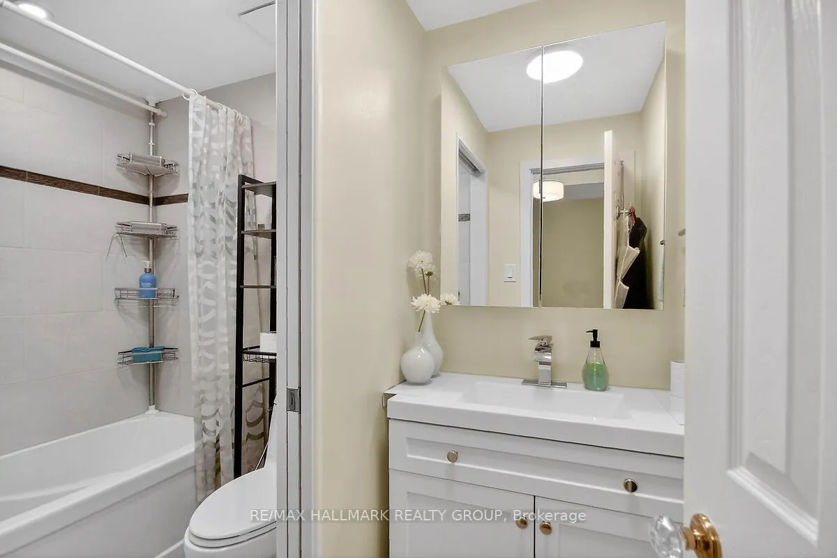 Photo 18 of Unit D, 158 Valley Stream Drive, Ottawa, Leslie Park — HOMEH