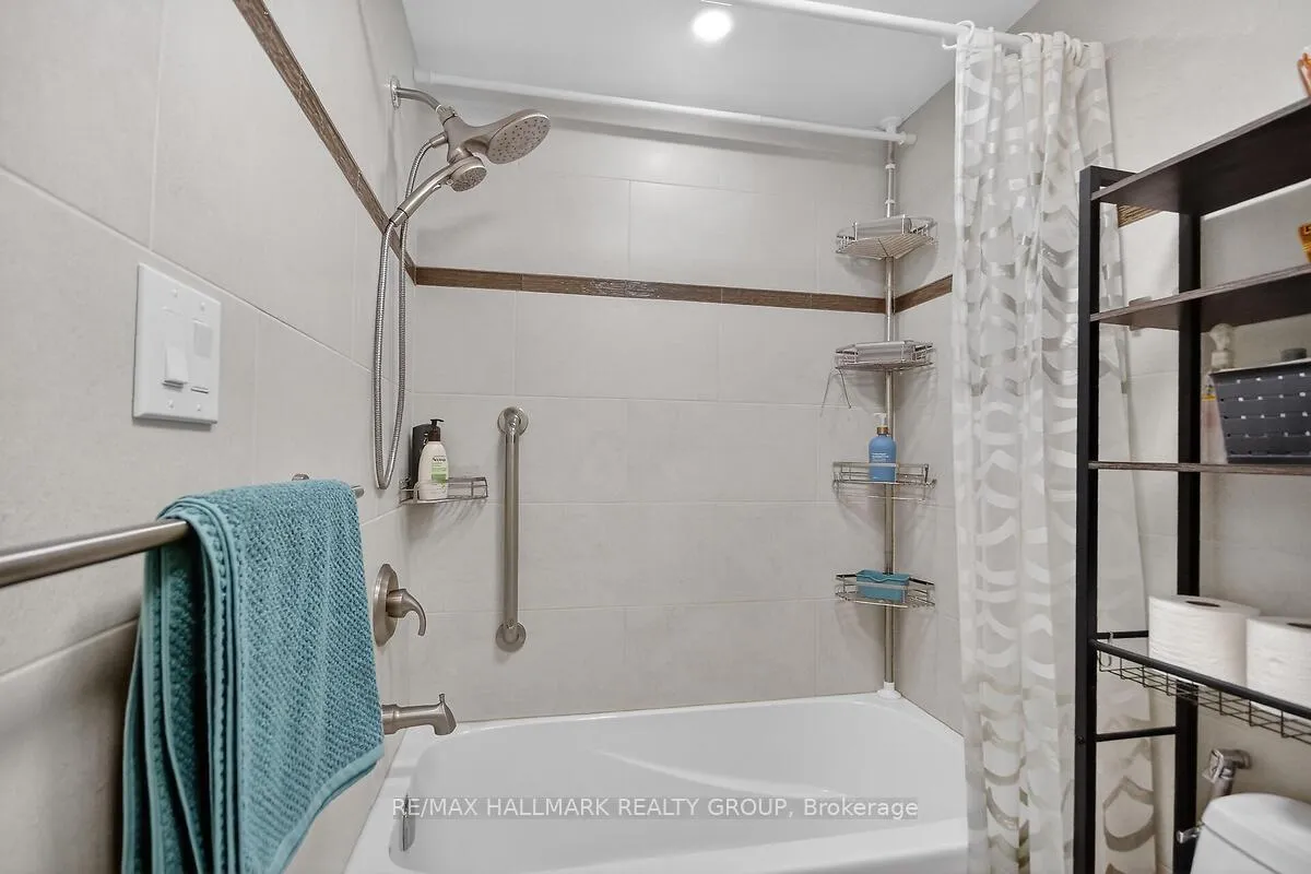 Photo 19 of Unit D, 158 Valley Stream Drive, Ottawa, Leslie Park — HOMEH