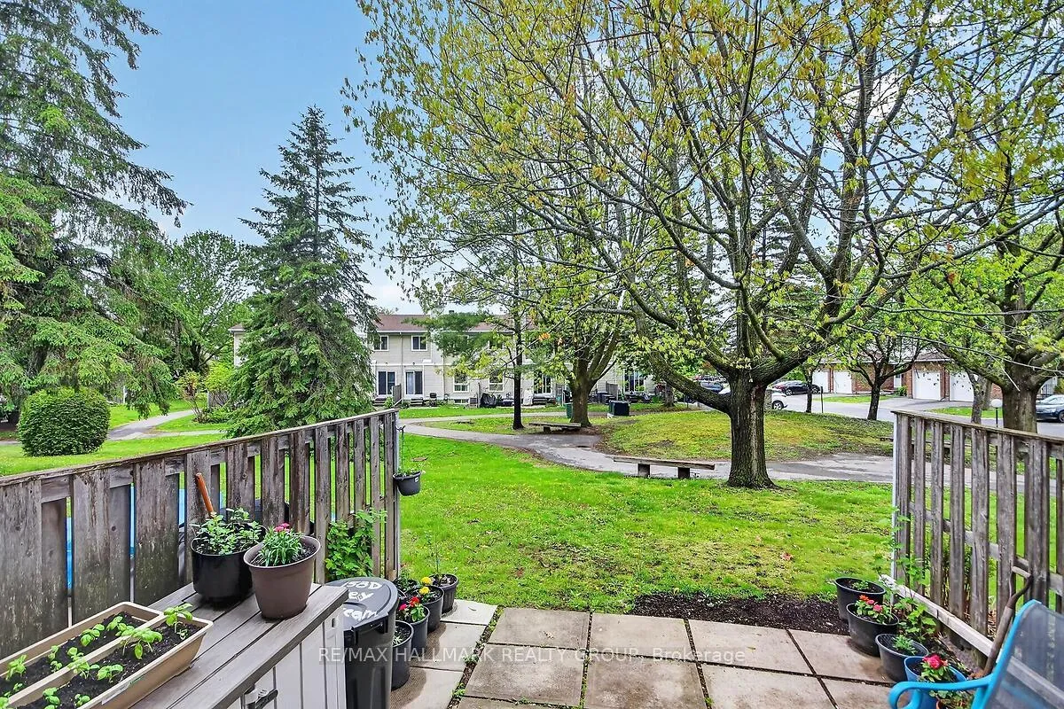 Photo 25 of Unit D, 158 Valley Stream Drive, Ottawa, Leslie Park — HOMEH