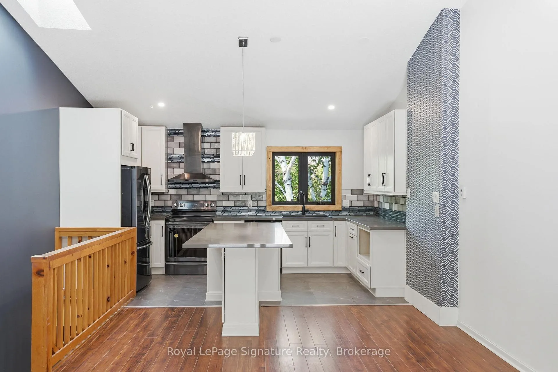 Photo 9 of 585 Oxbow Crescent, Collingwood — HOMEH