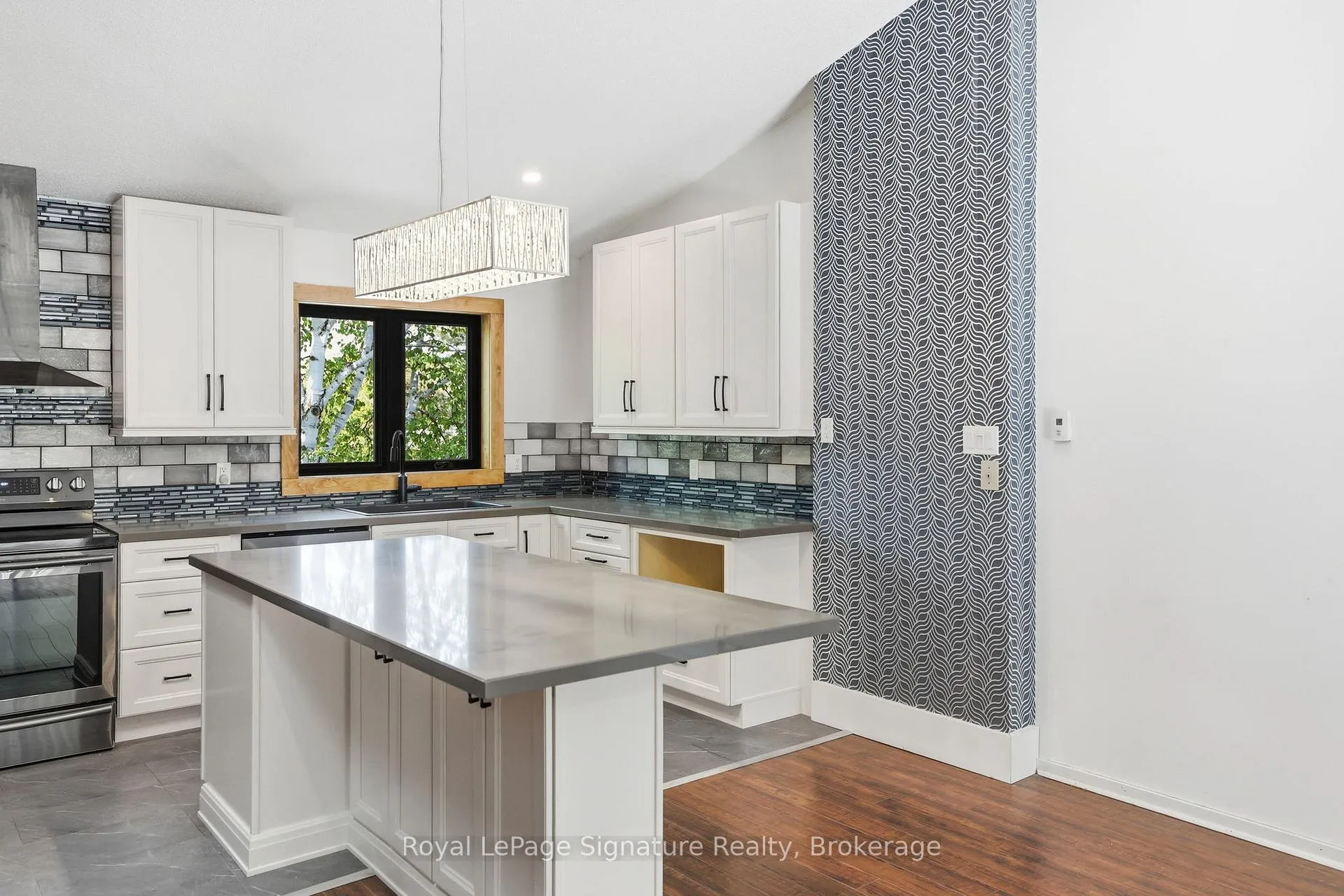 Photo 10 of 585 Oxbow Crescent, Collingwood — HOMEH