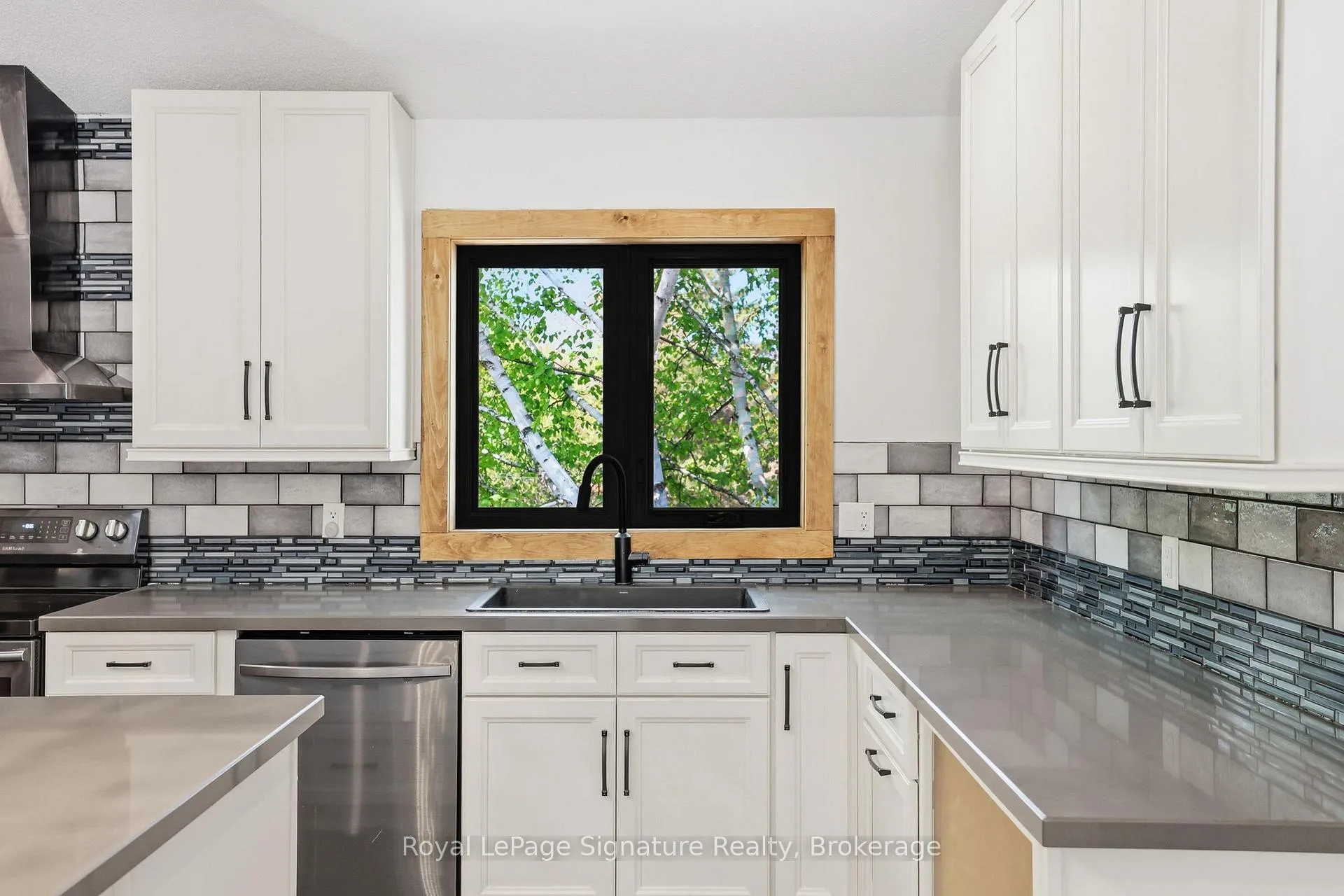 Photo 11 of 585 Oxbow Crescent, Collingwood — HOMEH