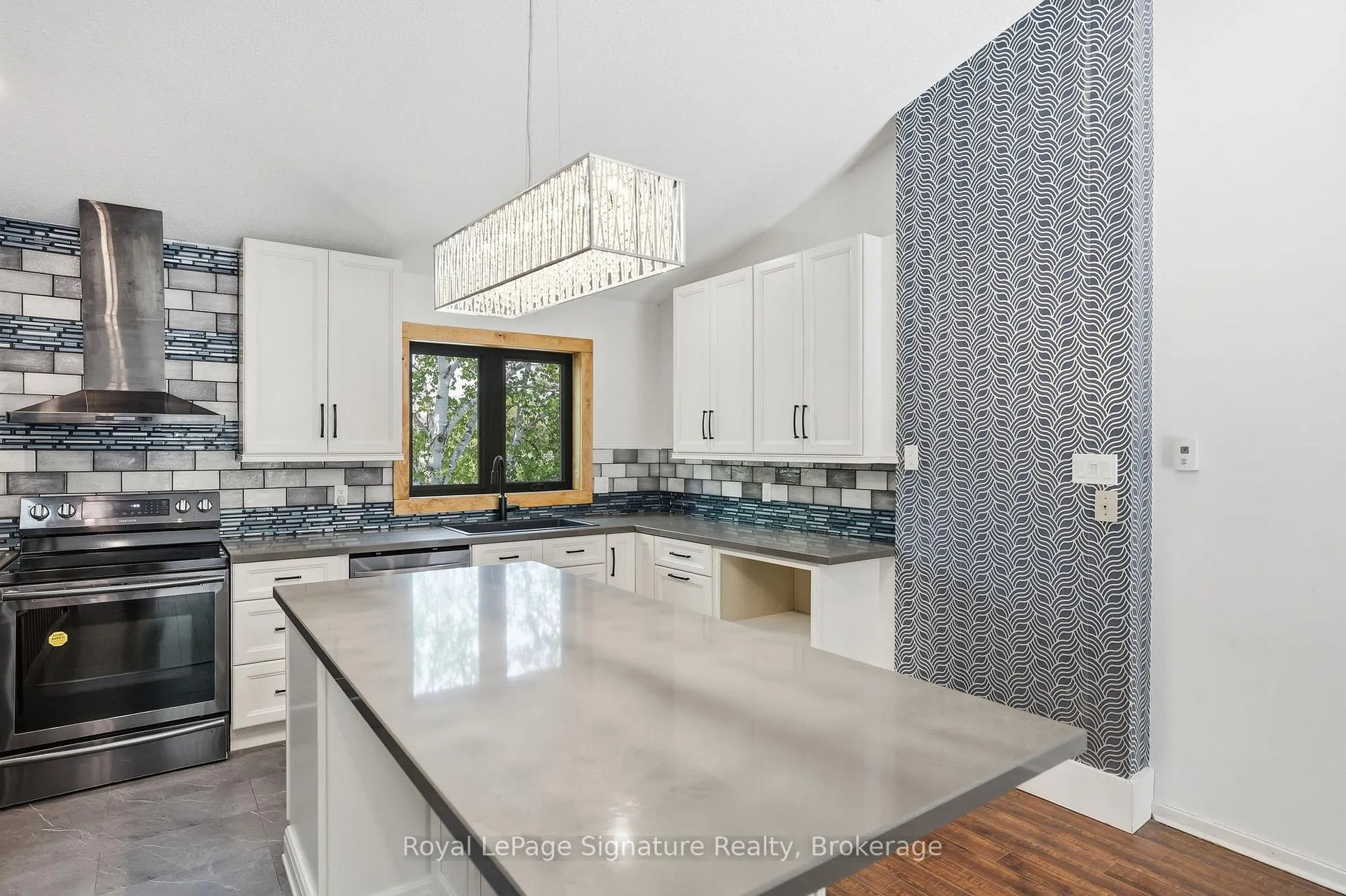 Photo 14 of 585 Oxbow Crescent, Collingwood — HOMEH