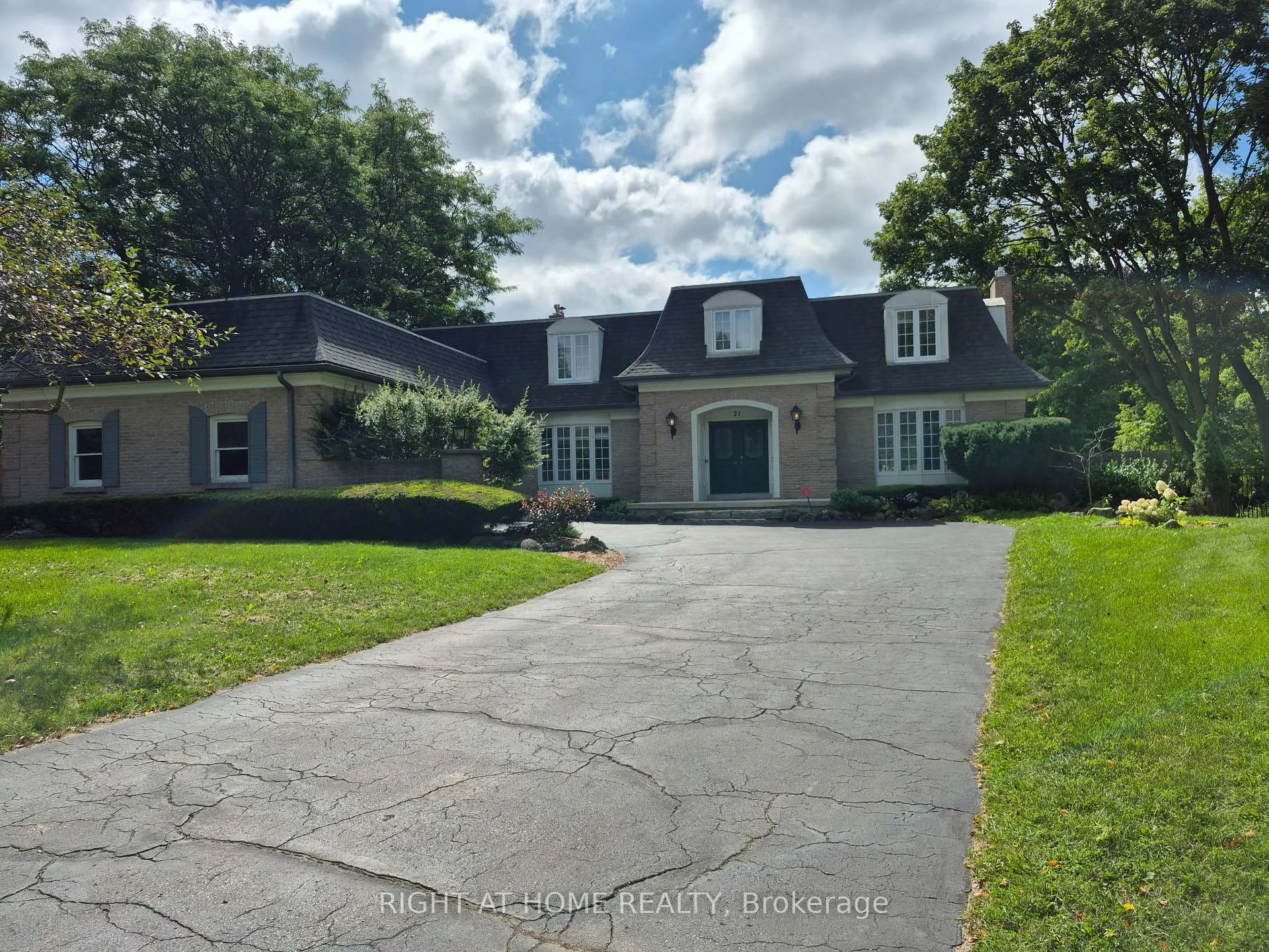 Photo 2 of 21 Post Horn Place, Waterloo, Beechwood — HOMEH