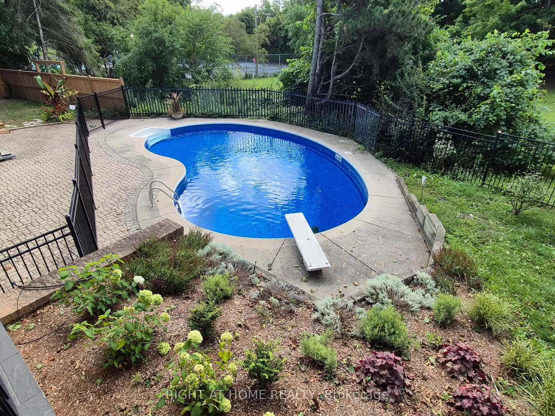 Photo 8 of 21 Post Horn Place, Waterloo, Beechwood — HOMEH