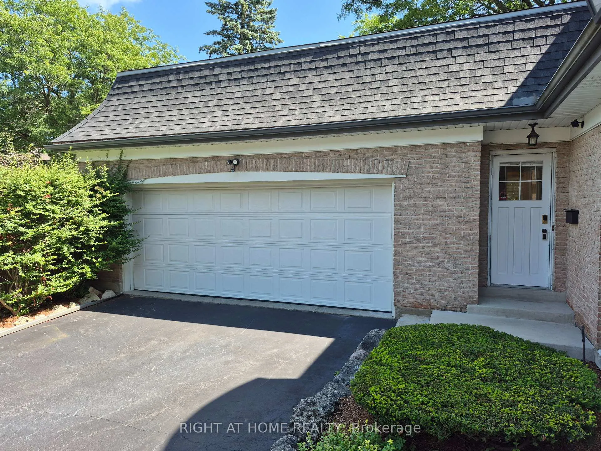 Photo 10 of 21 Post Horn Place, Waterloo, Beechwood — HOMEH