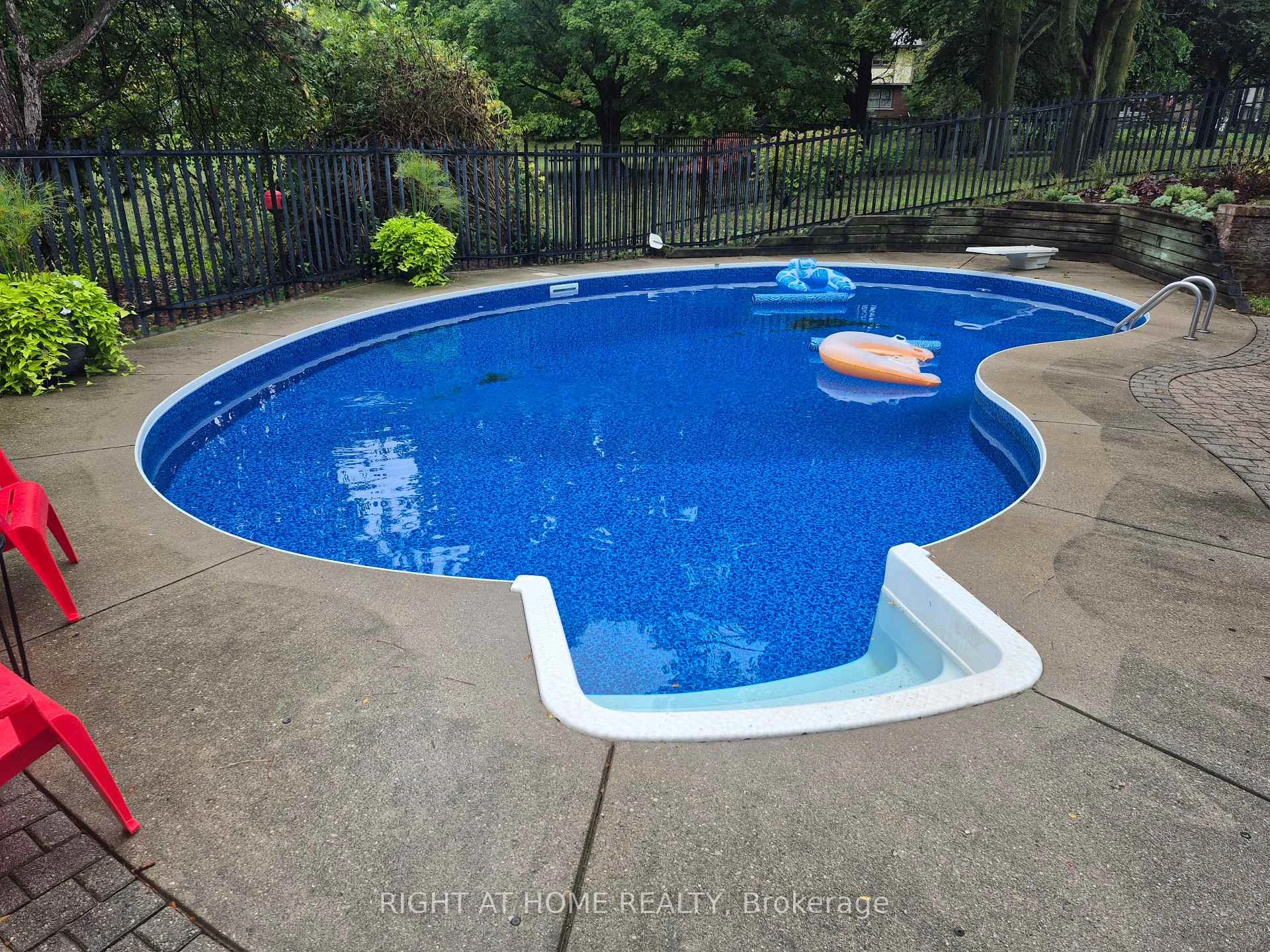 Photo 11 of 21 Post Horn Place, Waterloo, Beechwood — HOMEH
