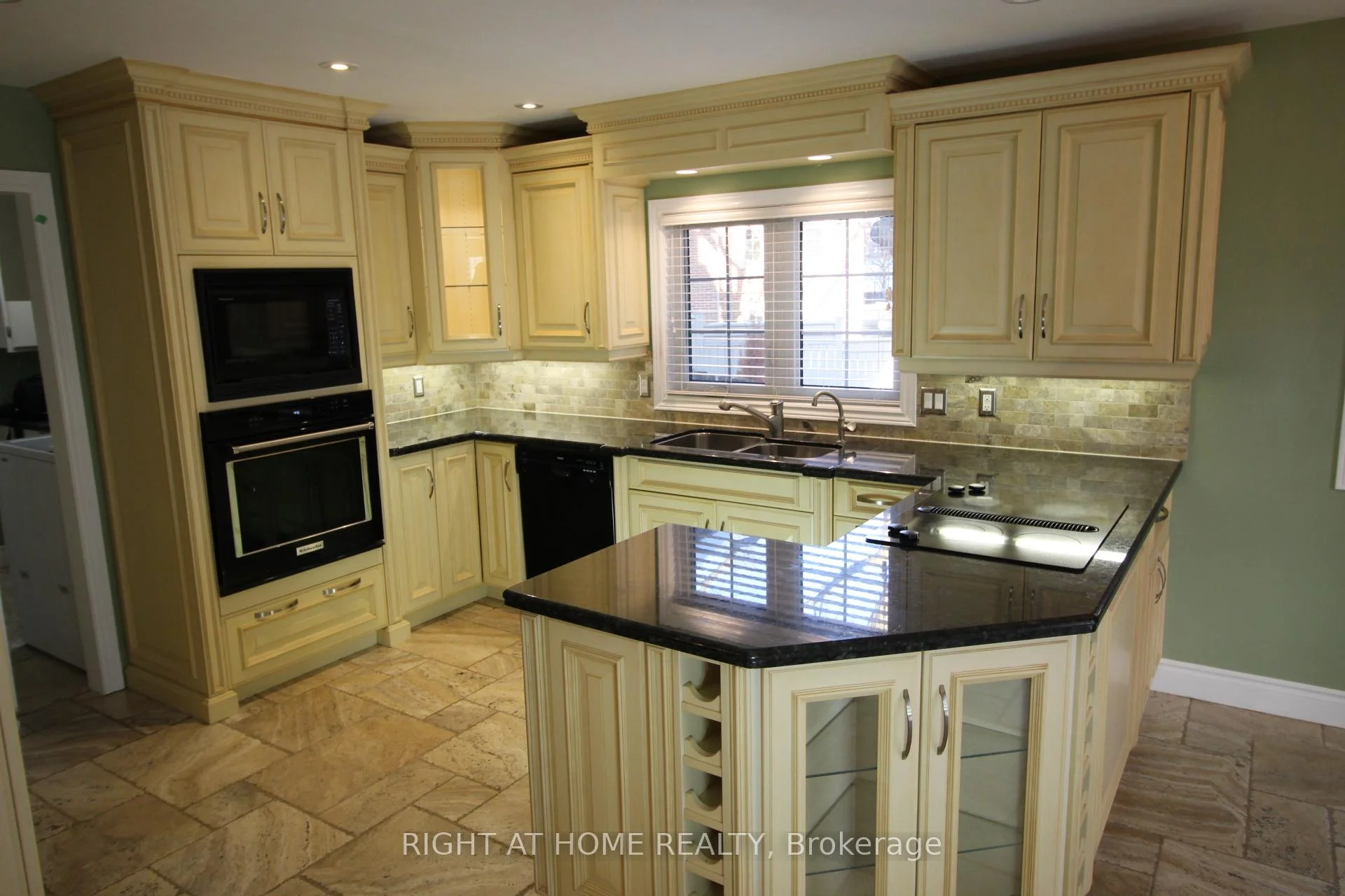 Photo 13 of 21 Post Horn Place, Waterloo, Beechwood — HOMEH