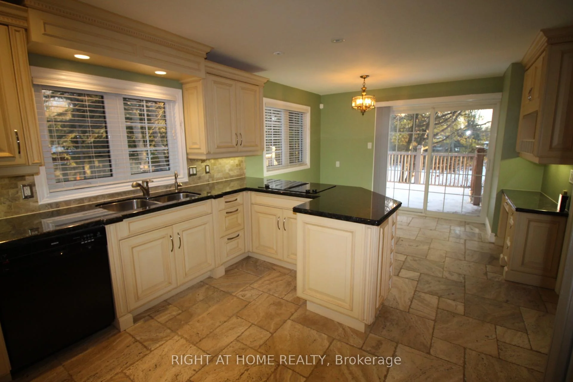 Photo 15 of 21 Post Horn Place, Waterloo, Beechwood — HOMEH