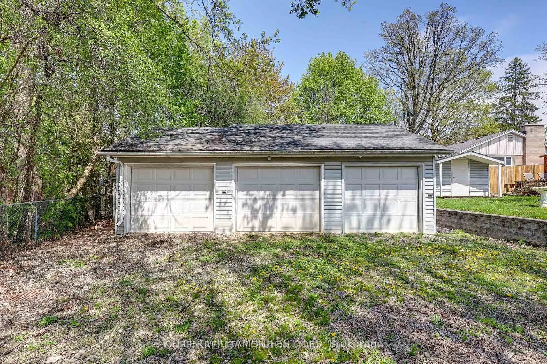 Photo 2 of 35 Thorncrest Crescent, London, South D — HOMEH