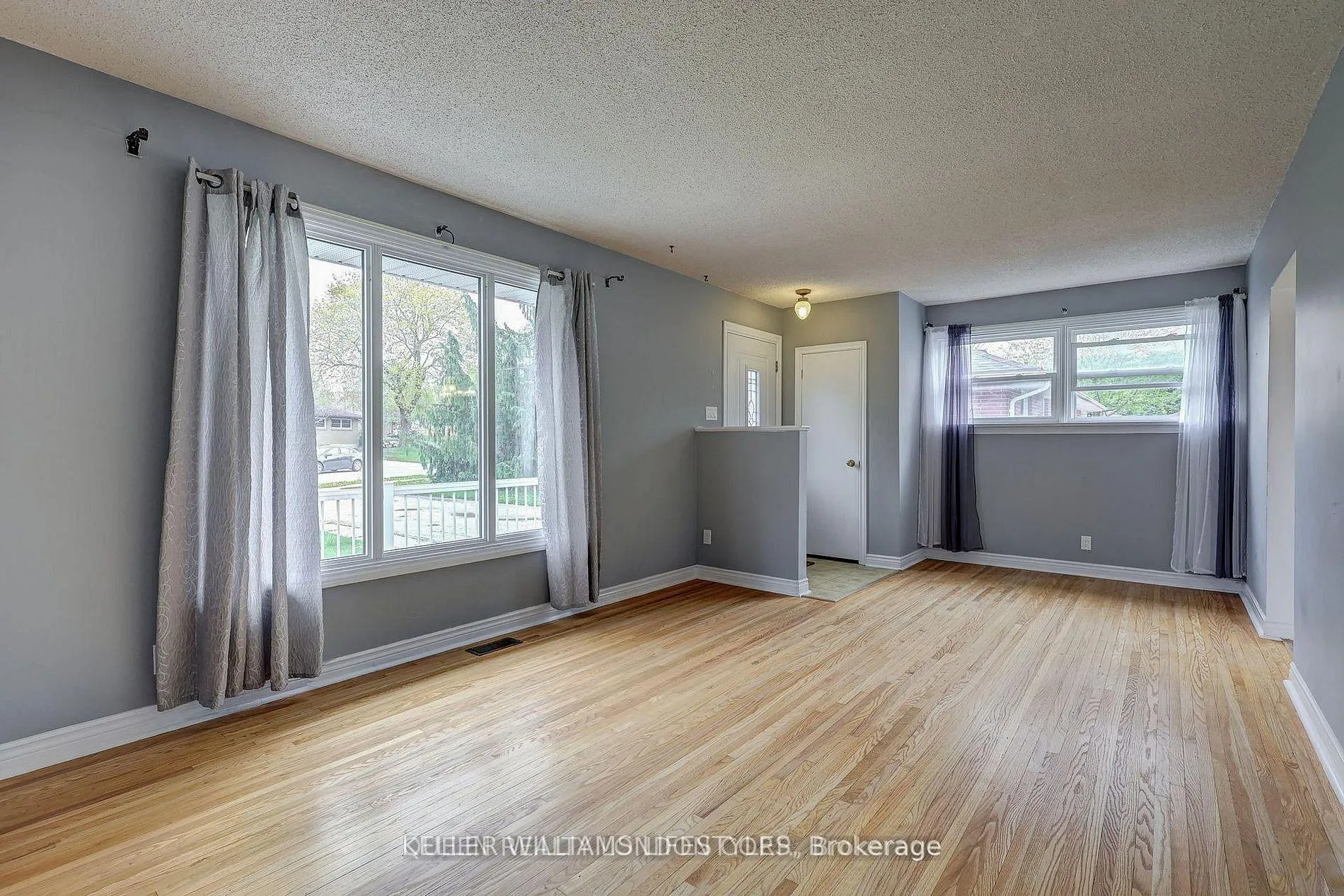 Photo 3 of 35 Thorncrest Crescent, London, South D — HOMEH