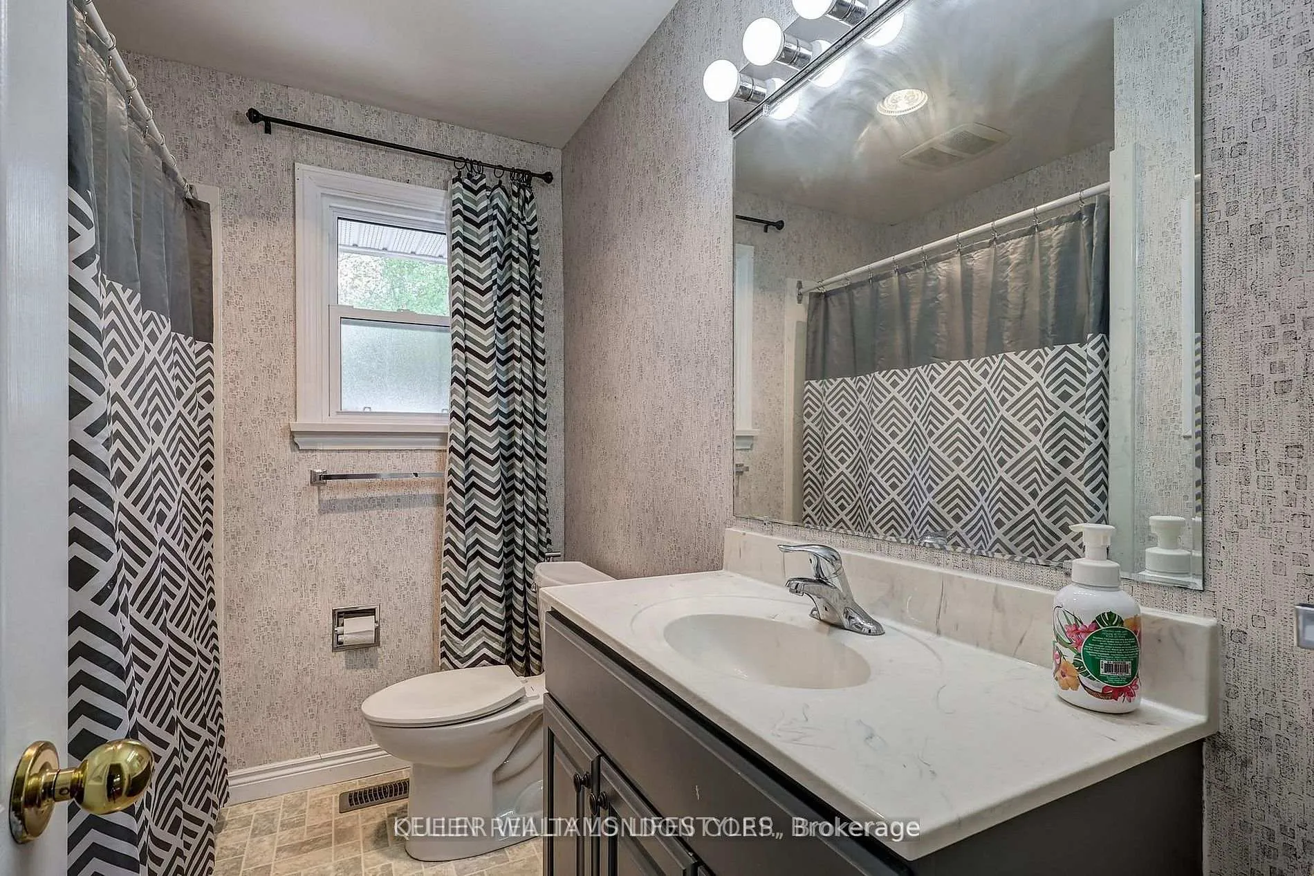 Photo 6 of 35 Thorncrest Crescent, London, South D — HOMEH