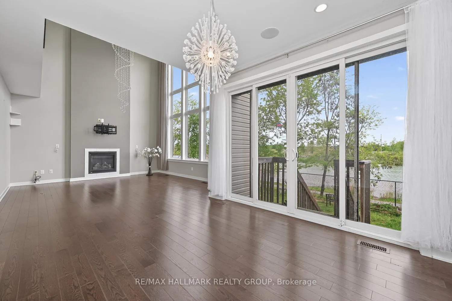 Photo 9 of 339 Andalusian Crescent, Ottawa, Kanata - Emerald Meadows/Trailwest — HOMEH