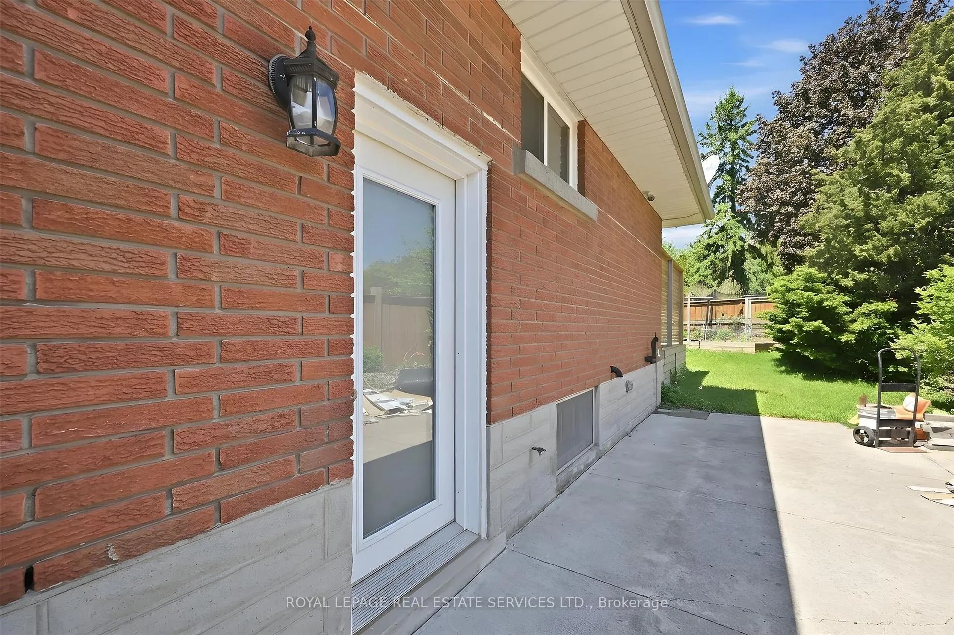Photo 2 of Unit Lower, 6 Greening Court, Hamilton, Dundas — HOMEH