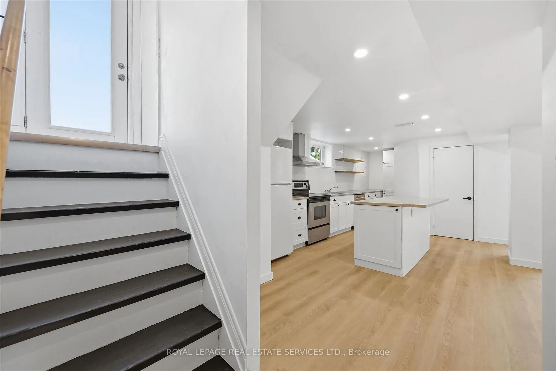 Photo 4 of Unit Lower, 6 Greening Court, Hamilton, Dundas — HOMEH